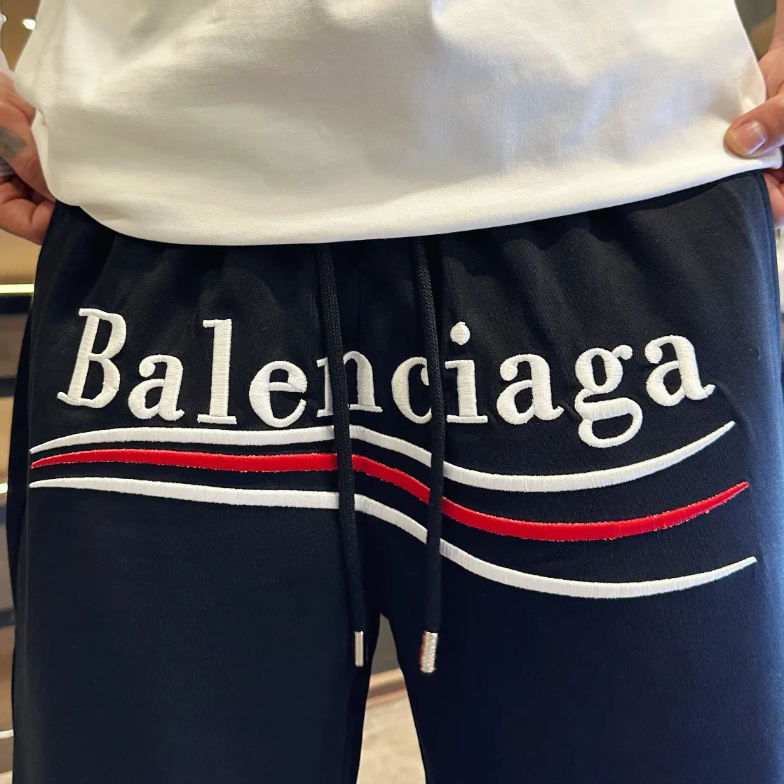 Balenciaga's three-standard complete 2026 summer New Arrival men's casual shorts, advanced custom-made Breathable fabric, Breathable fabric, extremely stretchy and comfortable, impeccable details, top-grade accessories, original logo design concept, delicate and soft feel! The upper body fit is awesome! Size: M-XXXL Please state your height and weight when ordering